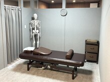 勢子坊接骨院・整体院 &nbsp;&nbsp;～肩こり・頭痛・腰痛・マッサージ～の雰囲気（半個室の施術部屋になります。）