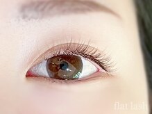 上品なcolor flat lashで魅せる柔らかい印象と透明感