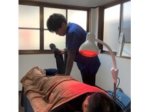 松山鍼灸マッサージ院の雰囲気（鍼しながらマッサージもおこないます！）