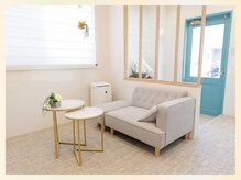 白が基調の清潔感のある店内です♪お施術後にはハーブティーも◎