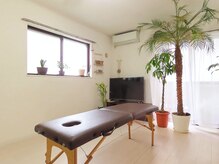 まねきねこ治療院の雰囲気(白を基調として広々空間です。)