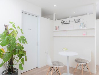 プルーラントエステ キョウト ビジョーラ(PullulantEsthe Kyoto×BEJORA)/白を基調とした落ち着いた店内