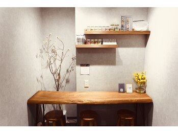 アンフェム(Anfem)/天然ヒノキの一枚板カウンター