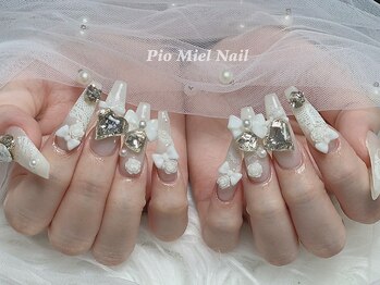 ロイヤルホワイトビジューネイル