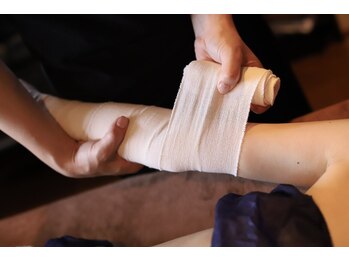 ナコズ エステティック(Nakos esthetic)の写真/360度どこから見ても美しい曲線美。熟練のハンドとバンテージで、ドレスの映える引き締まったボディへ☆