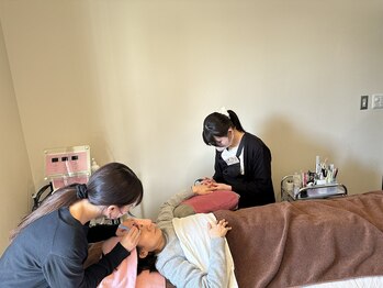 リンネ(Linne)/同時施術風景