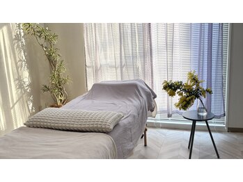 トレス(tres)/店内|陽光あたる明るい室内