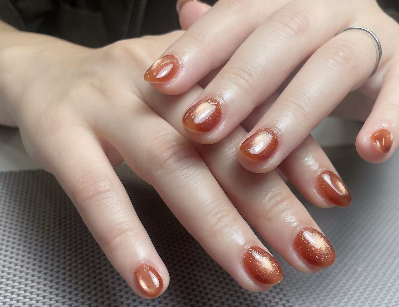 2025年-2026年冬トレンド】オレンジブラウンのネイルデザイン集｜人気