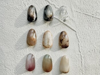 ワイエヌユー(Y.NU)の写真/色のミックスOK!透明感&ニュアンスカラーでシンプルからこだわりデザインまで満足度の高いネイルを♪