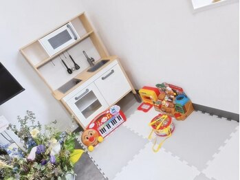 Eyesalon tsuki【まつげパーマ/マツエク/眉毛/HBL】の写真/【土日営業/久留米】無料P＆キッズスペース有☆ベビーカー横付けOKでまつげ＆眉を整えたいママさんに大人気