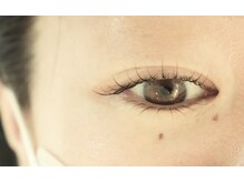 タン(TAN)/目尻のデザインでタレ目風