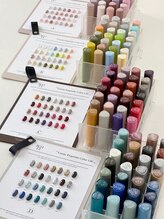 ジェルのカラーは500色以上、マグネットのカラーは150色以上♪豊富なカラーからお色をお選びいただけます◎