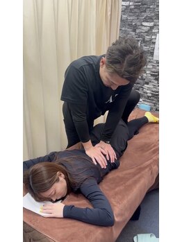 あず整体院 南森町天三/施術風景