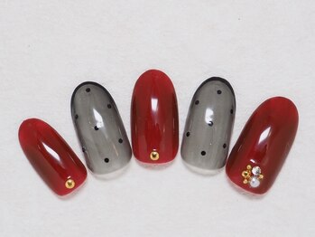 大人可愛いドットネイル