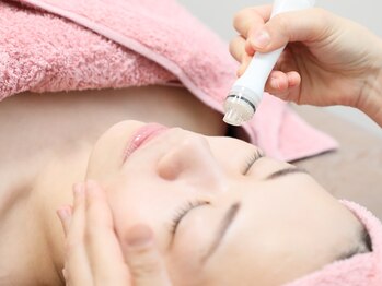 ビューティーサロン プティ(beauty salon petite)の写真/【毛穴ケア特化サロン】徹底毛穴洗浄とお肌悩みに合わせた美容液導入で引き締まった毛穴レス陶器肌へ。