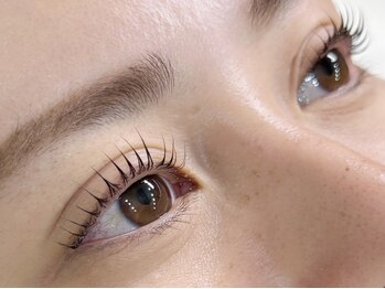 カラーズネイル エビス(Colors Nail Ebisu)の写真/<オトナ女子の為の上品まつげパーマ>自まつ毛を活かして、すっぴんでも可愛い目元へ!アイブロウMenuも◎