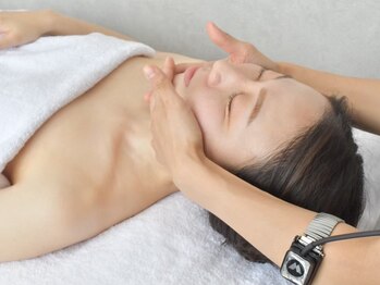 ウィンウィン 周南店(Win Win)の写真/《浮腫みやもたつきで、ぼやけたフェイスラインをどうにかしたい！》深層部にアプローチして憧れの小顔へ＊