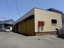 ニーヨンアイラッシュ(24eyelash)の雰囲気（黄色のガレージの並びの1番奥がお店になります^_^）