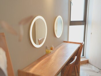 スーコ アイビューティー(suco)の写真/3席のみの半個室☆お客様に寄り添いお悩み解消♪何でもご相談下さい☆こだわりの隠れ家空間で理想の目元に