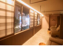 利休 足軽店の雰囲気（リクライニングチェア４台並んでおります。4名同時の施術も可能）