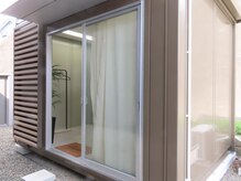 エネ(Ena)の雰囲気（敷地内コンテナハウスが店舗になります！広々駐車場あり◎）