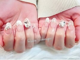 大きめストーンのフレンチネイル