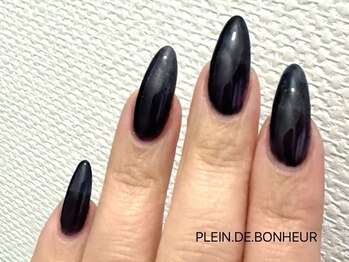 プランドゥボヌール(PLEIN.DE.BONHEUR)の写真/さりげない可愛さを散りばめた"今っぽいシンプルネイル"でこなれ感UP♪オフィスで働く大人女子からも人気◎