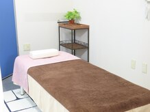 カイゼン(KAIZEN)の雰囲気(セミオープンな施術空間。カーテンで仕切るれお着替えも便利。)