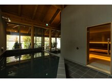 サウナガ(SAUNAGA)の雰囲気（サウナ室は92℃、水風呂は15℃。セルフロウリュで湿度も自在に）