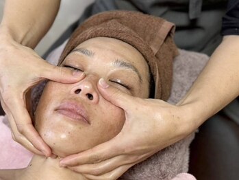ラララン(Lalalan)の写真/【自然な小顔＆くすみのない明るいお肌へ】オイルを使用した小顔リンパマッサージでたるみやむくみもケア◎
