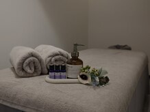 白とグレーを基調にした落ち着いた空間。完全個室◎