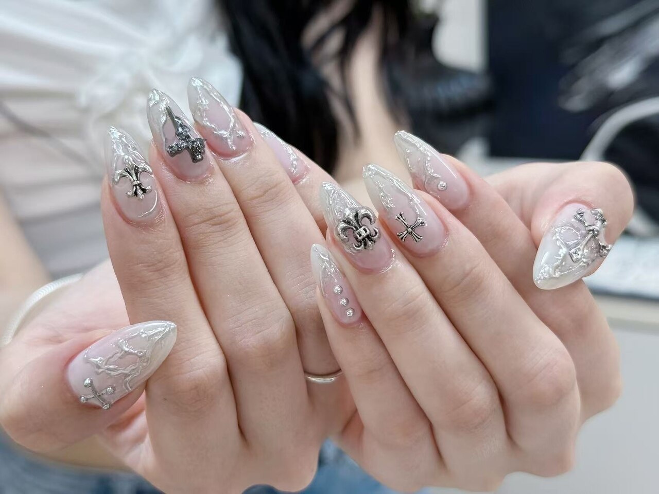 2026年冬トレンド】ホワイト ワンカラー ハンドのネイルデザイン集