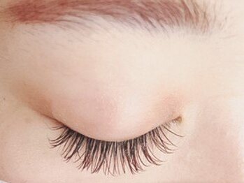 リリー 旭川三番館店(Lilly)の写真/完全硬化2秒！【しみない、モチがいい、スピーディー】LEDエクステが人気★綺麗な仕上がりを維持できます♪