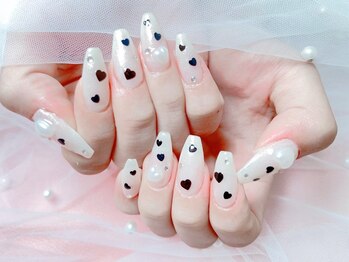 ティーアンドビー ネイルスタジオ(T&B NAIL STUDIO)の写真/《トレンドネイルなら当店お任せ♪》豊富なデザインとパーツで当店だけの定額デザインをご用意！満足度も◎