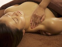 4. アロマオイルトリートメントで肩・背中／肩コリ改善・肩甲骨や背中スッキリ。