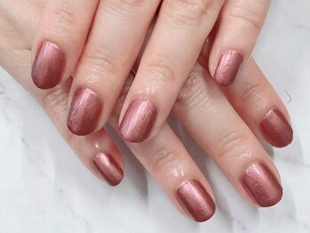 ネイルズ アヴァンティ(Nails Avanti)の写真/【クリスマスや年末年始のイベントに向けて☆】清潔感ある手と指先に♪いつもより少し華やかな色で上品に！