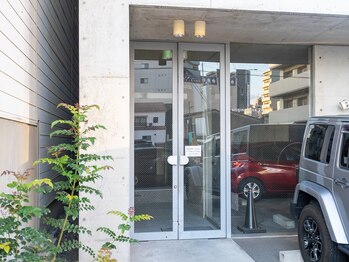 スリープ(thReep)/ガラス扉からお入り下さい