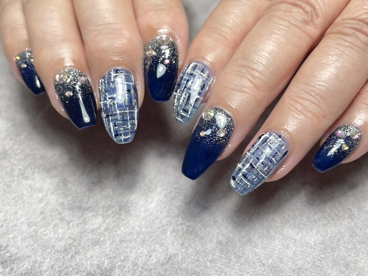 2025年-2026年冬トレンド】ネイビー ツイードのネイルデザイン集｜人気