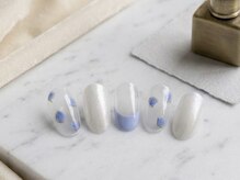 リング(Ring)の雰囲気（繊細な青の小花を丁寧に描いた、上品なアートネイル♪）