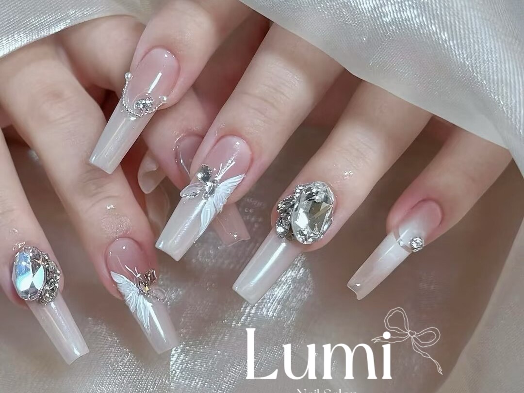 ロングネイル ホワイト ブラック 花 長さだし10本♡ 派手ネイル💅✨ ブラック×ホワイト シルバー