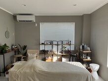 シンプルで落ち着いた完全個室。ゆっくりおくつろぎください。