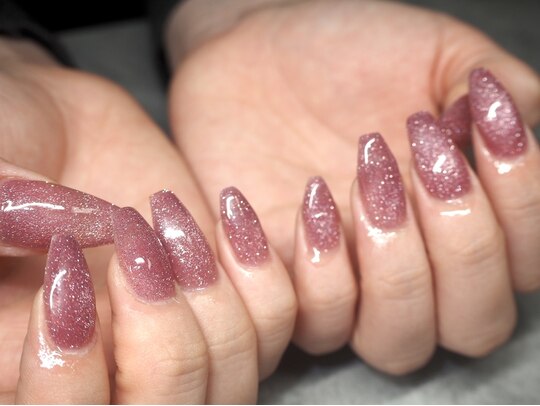2025年春トレンド】ピンク ラメグラデーション ハンドのネイルデザイン  