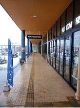 ルアン/スケッチャーズ看板を目印に館内