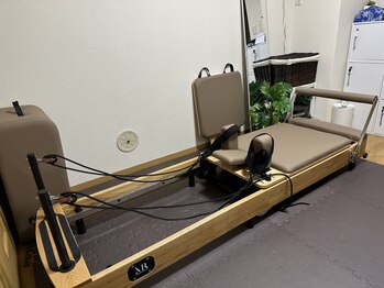 カノア 麻布十番(Kanoa)の写真/美活ヨガ・マットとマシンのWピラティスで姿勢改善★骨盤調整で反り腰・X脚・O脚を改善！
