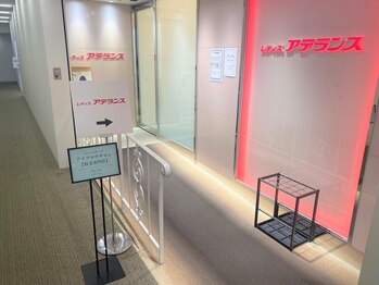 ビューステージ アイブロウサロン あべのハルカス/水色の看板が目印です!