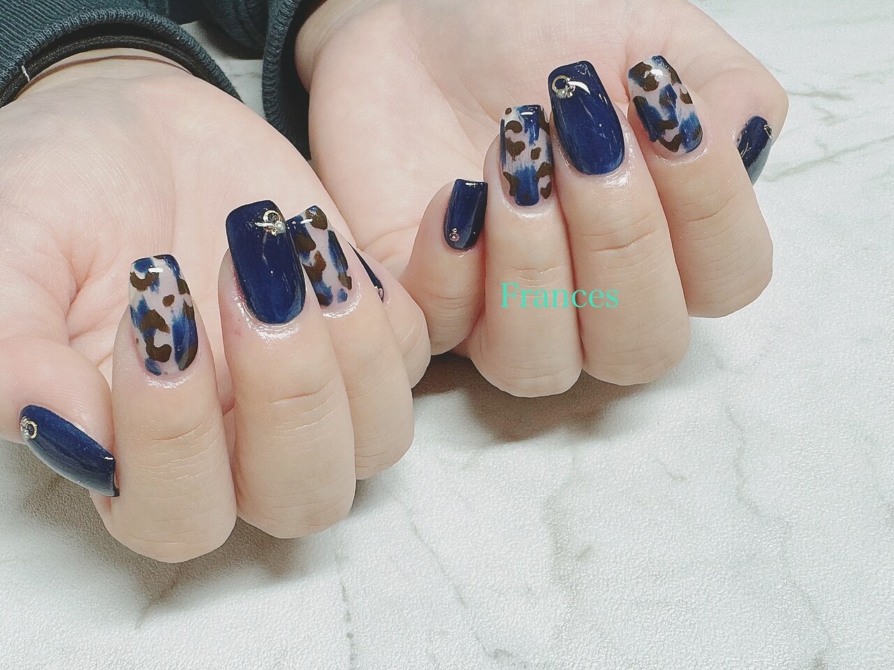 2025年秋トレンド】ヒョウ柄 ブルーのネイルデザイン集｜人気順