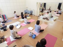 ヨーコヨガ(yo-co.yoga)の雰囲気（「整えるヨガ」はほぼポーズをしない自分を癒すセルフケアです）