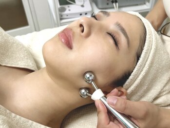 エステティックルーム サリ(Aesthetic Room SARI)の写真/＜肌負担なく若々しい見た目へ＞目元の細かい部分も隅々までケア☆最強のエイジングケア、小顔効果も期待◎