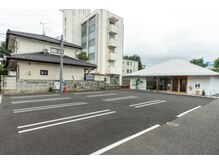 サウナガ(SAUNAGA)の雰囲気（駐車場は店舗の目の前に10台分をご用意。駐車スペースも広めです）