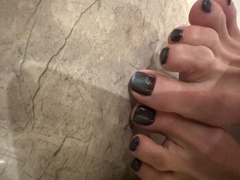カーロ(at.caroz)の写真/夏間近フットネイルの準備は当店で華やかに彩りましょう！角質除去で自信あふれる足元へ☆